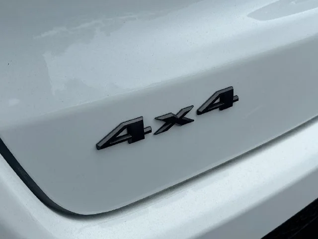 New 2026 Bright White Clear-Coat Exterior Paint Jeep Latitude image 21