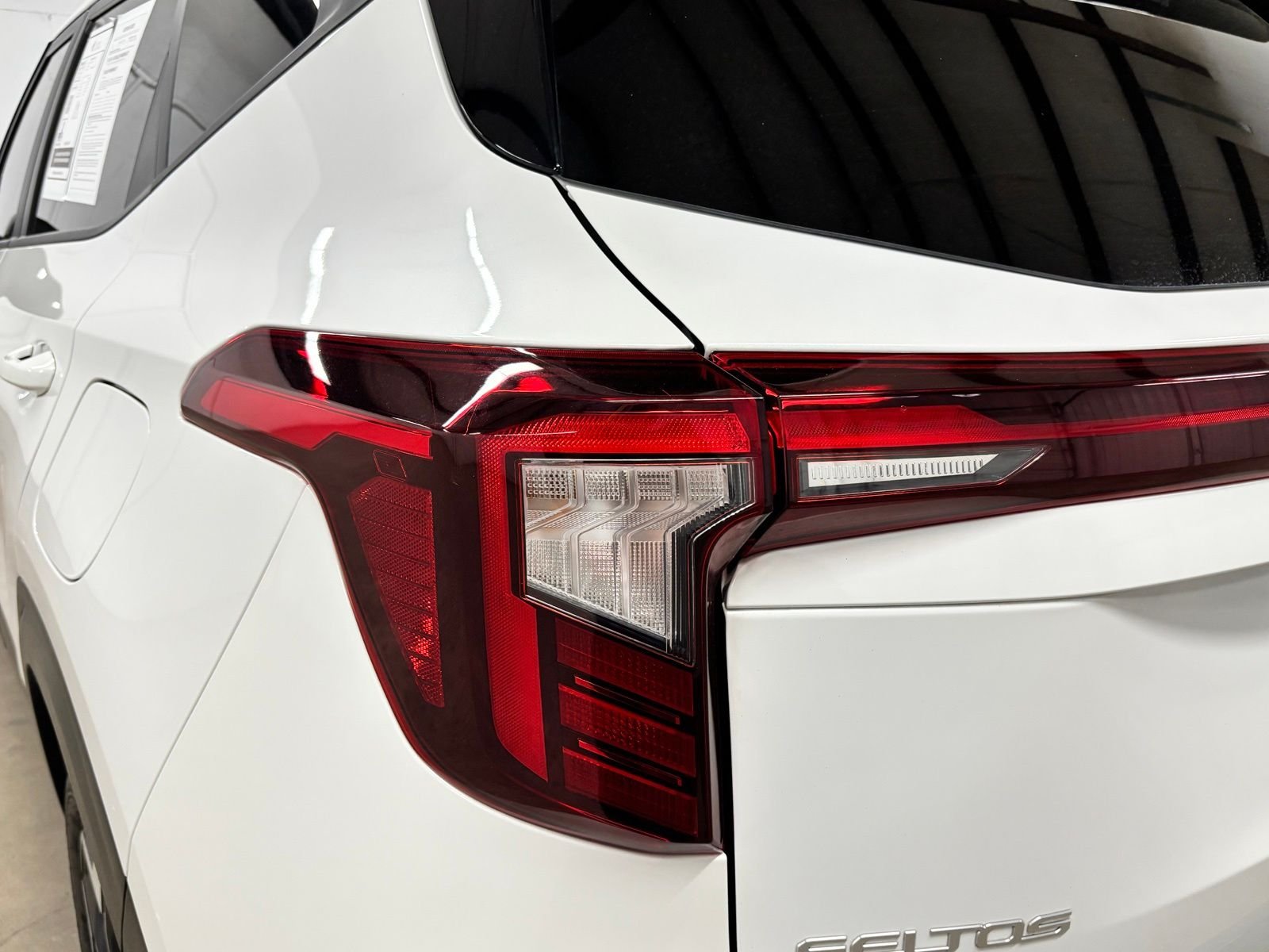 Used 2025 White Kia S image 7