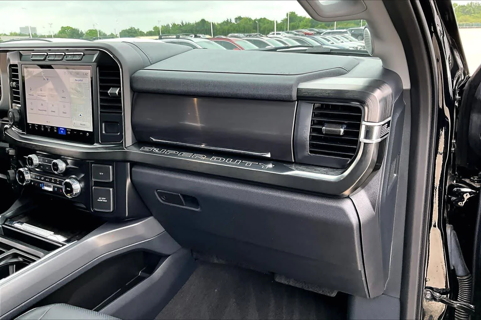 Used 2024 Agate Black Metallic Ford LARIAT image 17