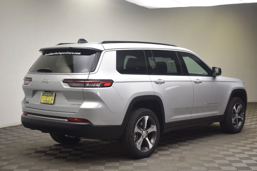 New 2026 Silver Zynith Exterior Paint Jeep Limited image 5