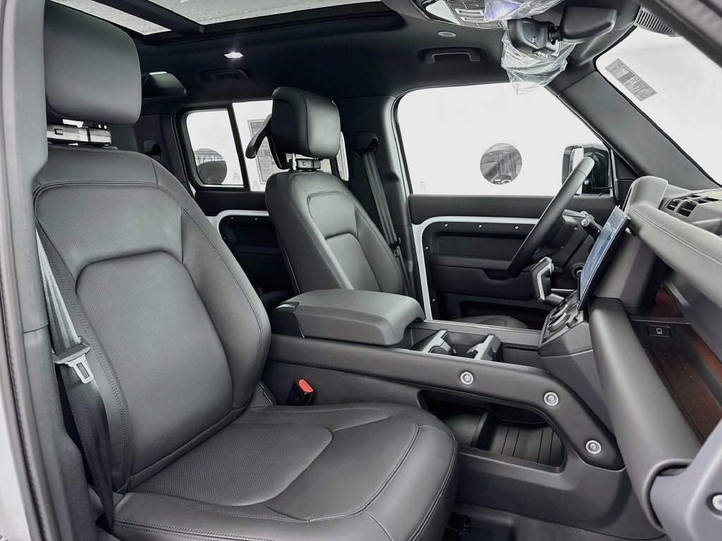 New 2026 Fuji White Land Rover X-Dynamic SE image 29