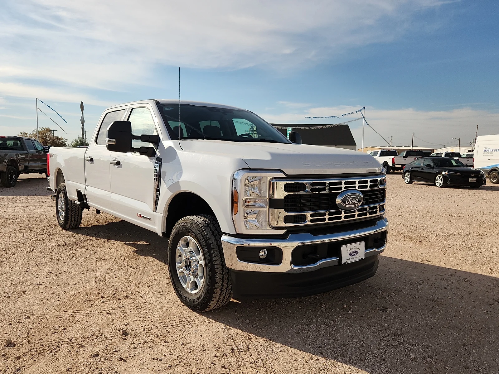 New 2027 Oxford White Ford XLT image 1