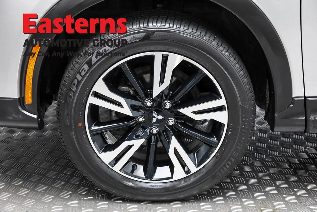Used 2024 Silver Mitsubishi SE image 30