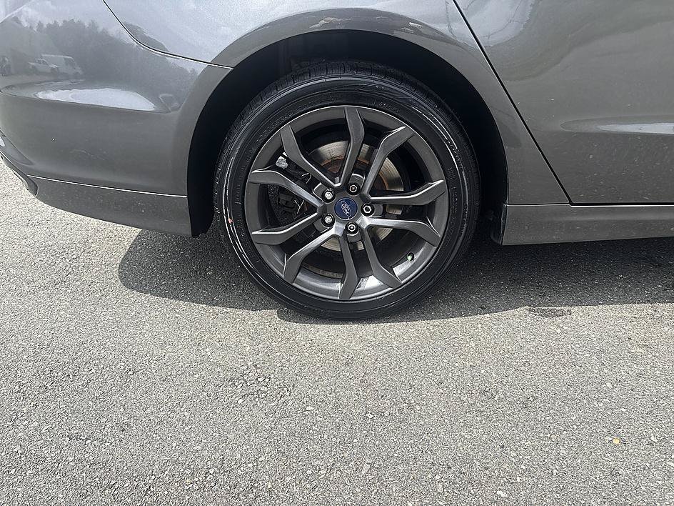 Used 2018 Magnetic Metallic Ford SE image 9