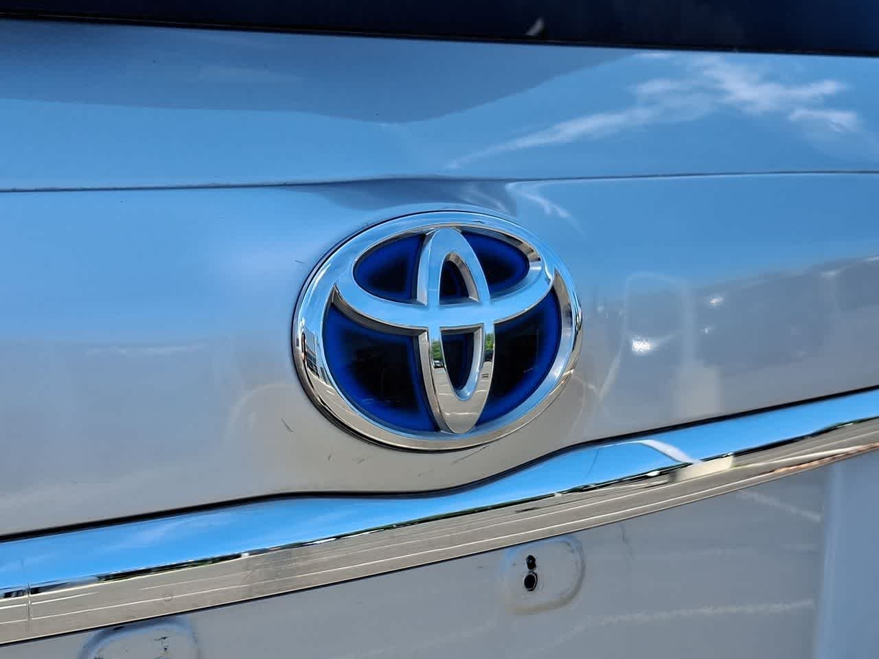 Used 2012 Classic Silver Metallic Toyota  image 28