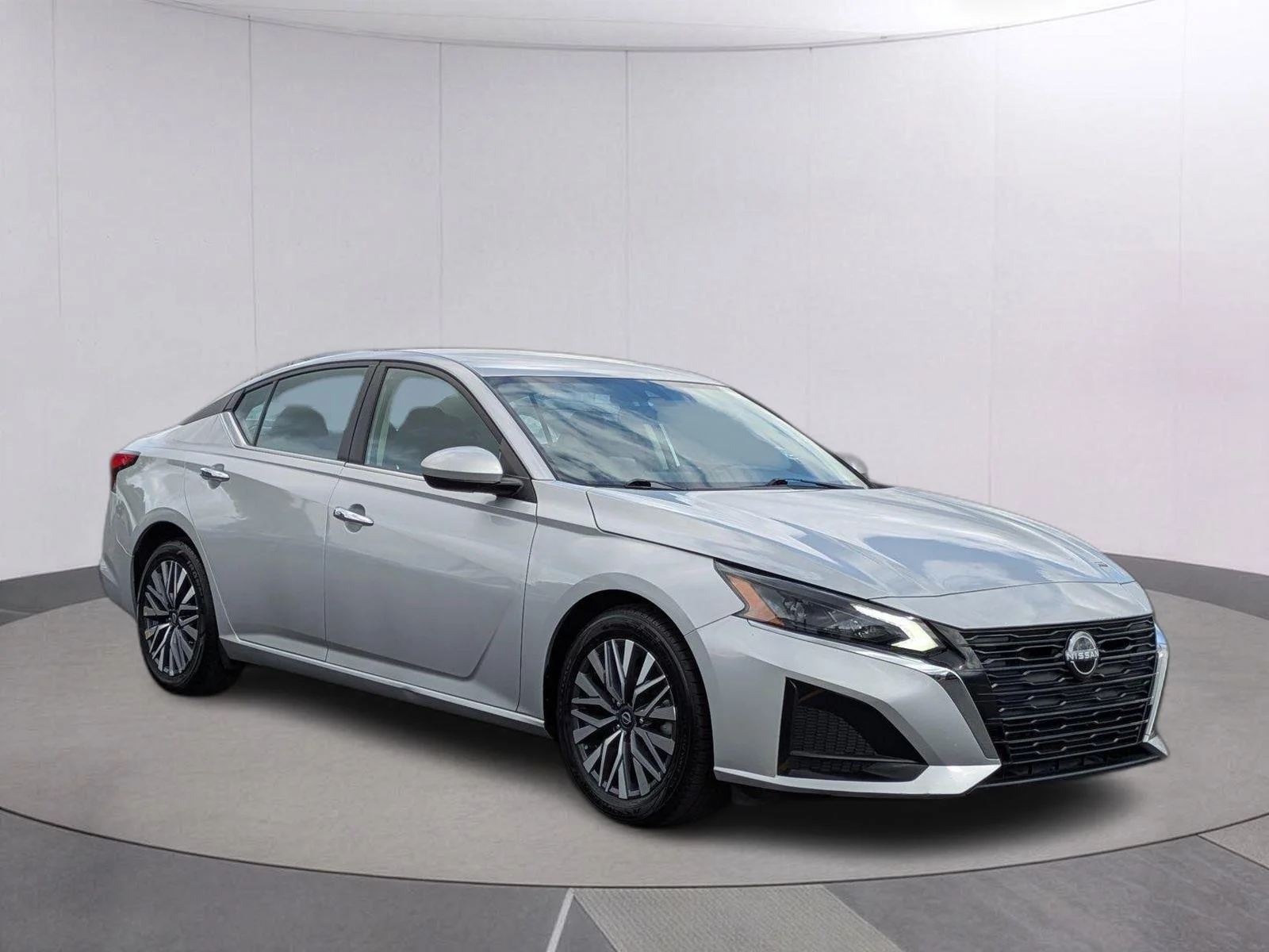Used 2023 Brilliant Silver Metallic Nissan 2.5 SV image 3