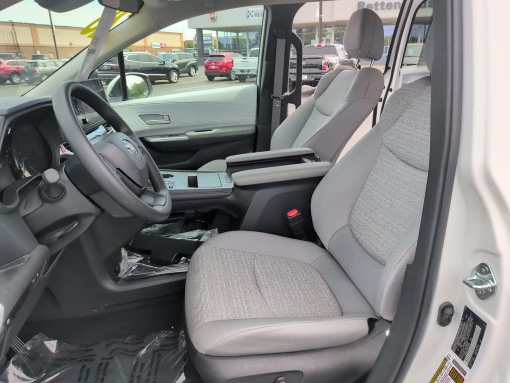 2025 Toyota Sienna LE - Photo 19