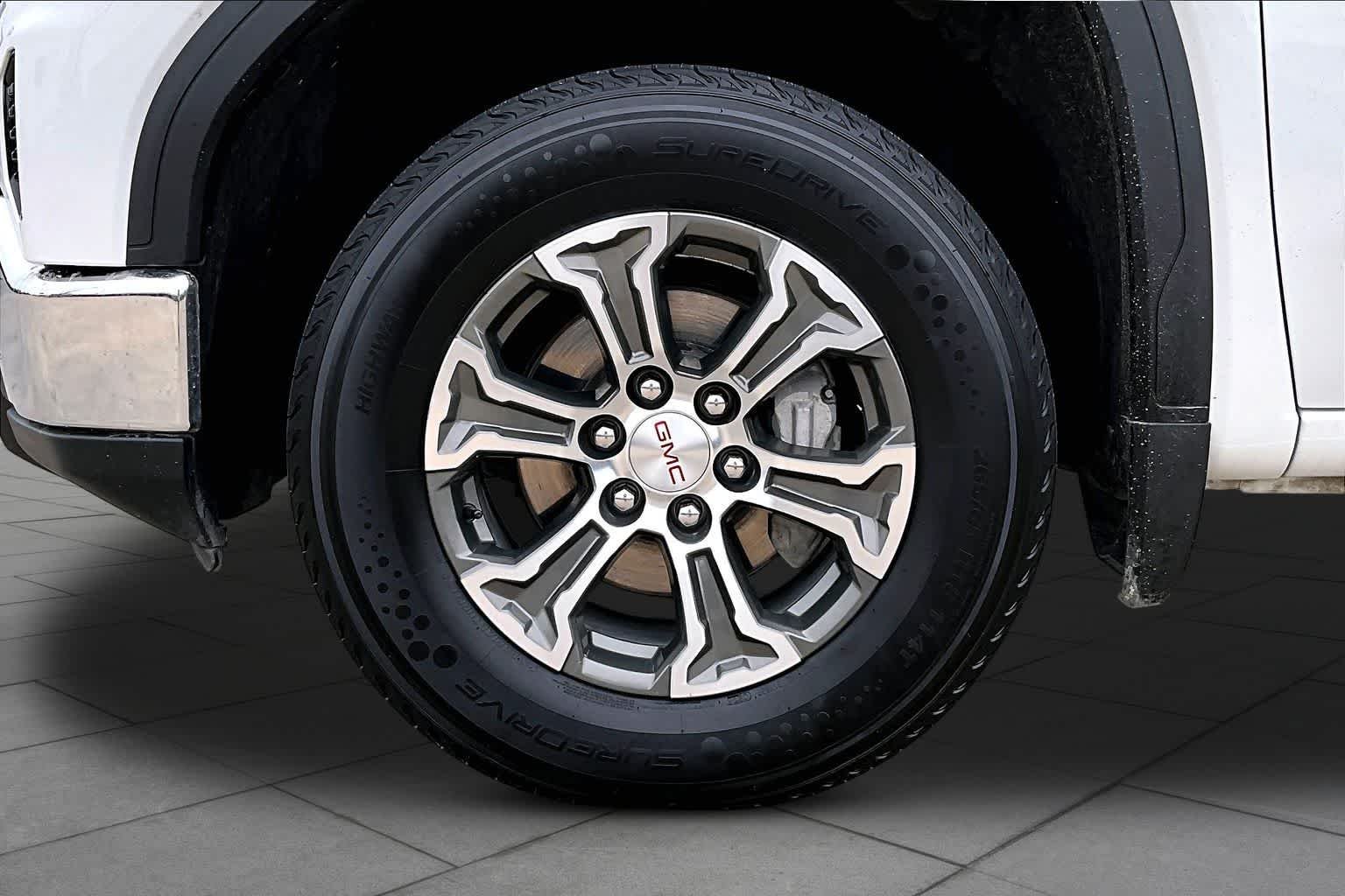 Used 2025 Summit White GMC SLT image 11