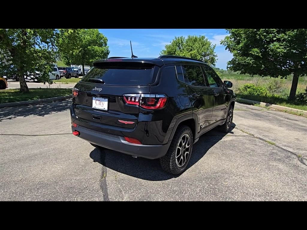 New 2026 Diamond Black Crystal Pearl-Coat Exterior Paint Jeep Trailhawk image 7