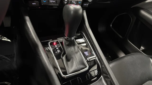 Used 2023 Crystal Metallic Jeep Latitude image 18