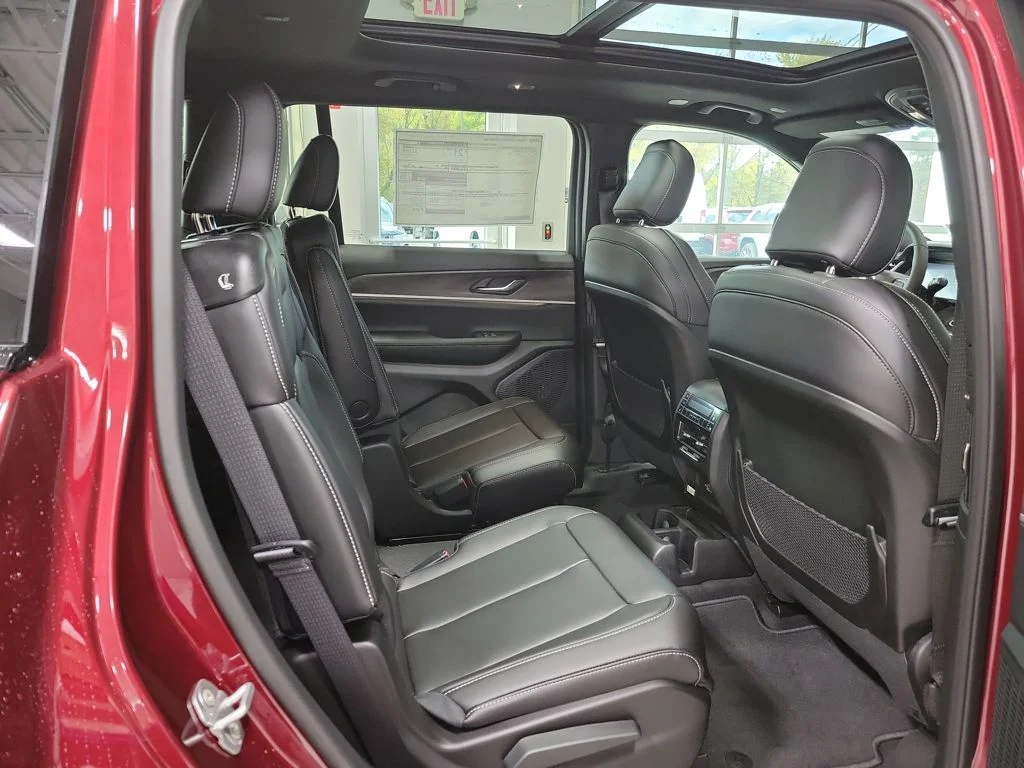 New 2025 Velvet Red Pearl-Coat Exterior Paint Jeep Limited image 11