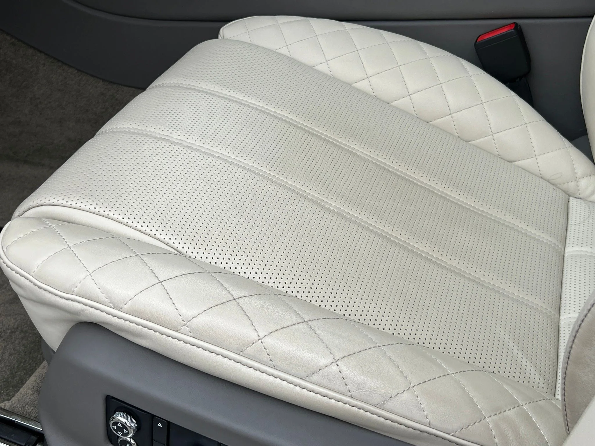 Used 2018  Bentley W12 image 38