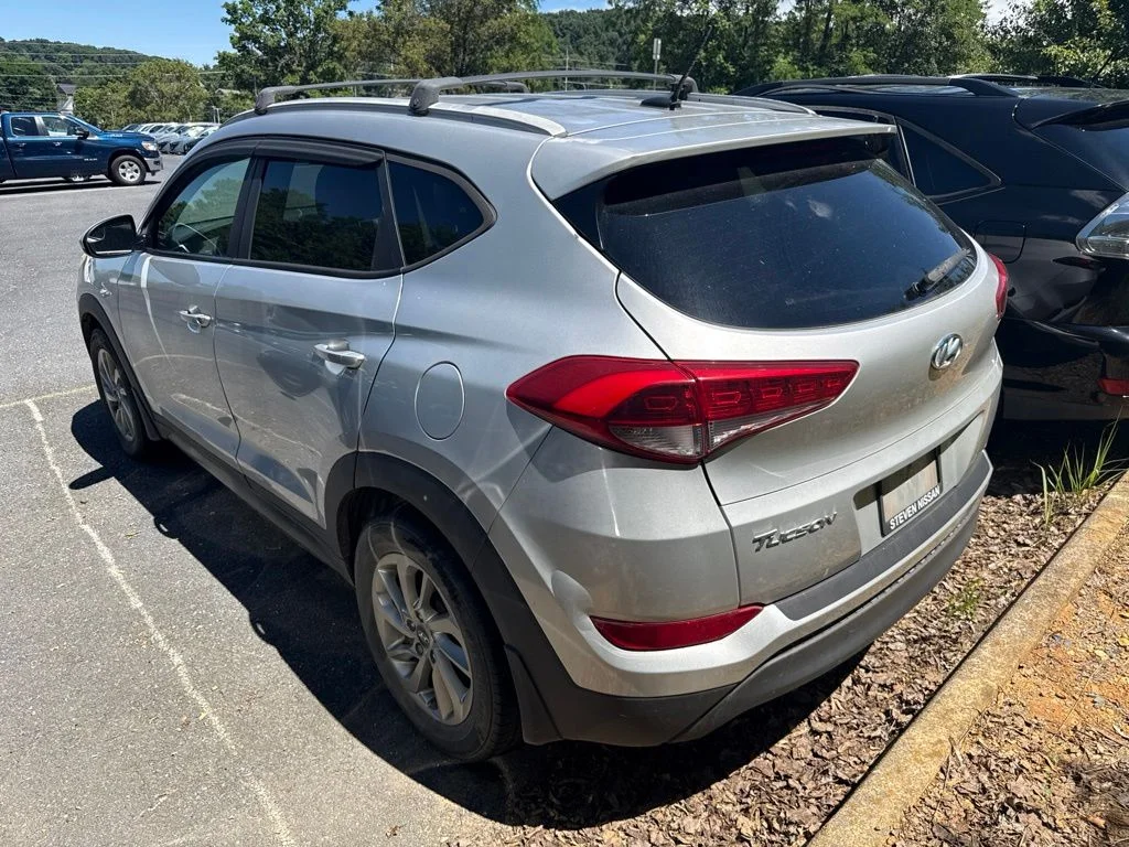 Used 2016 Silver Hyundai SE image 3