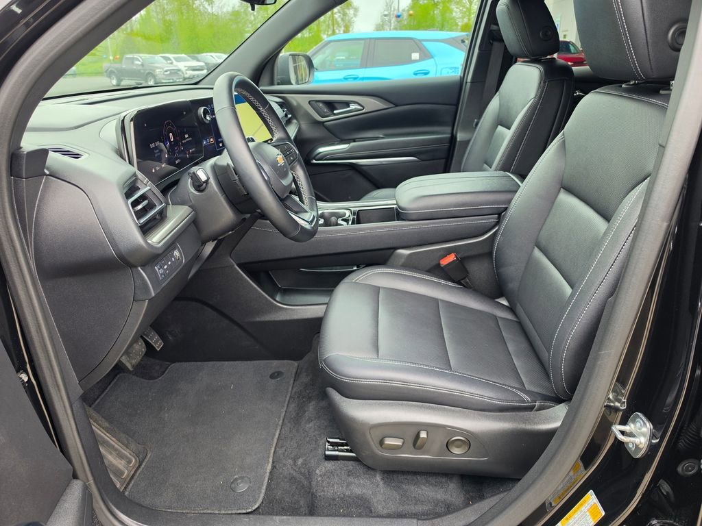 Used 2025 Mosaic Black Metallic Chevrolet LT image 22
