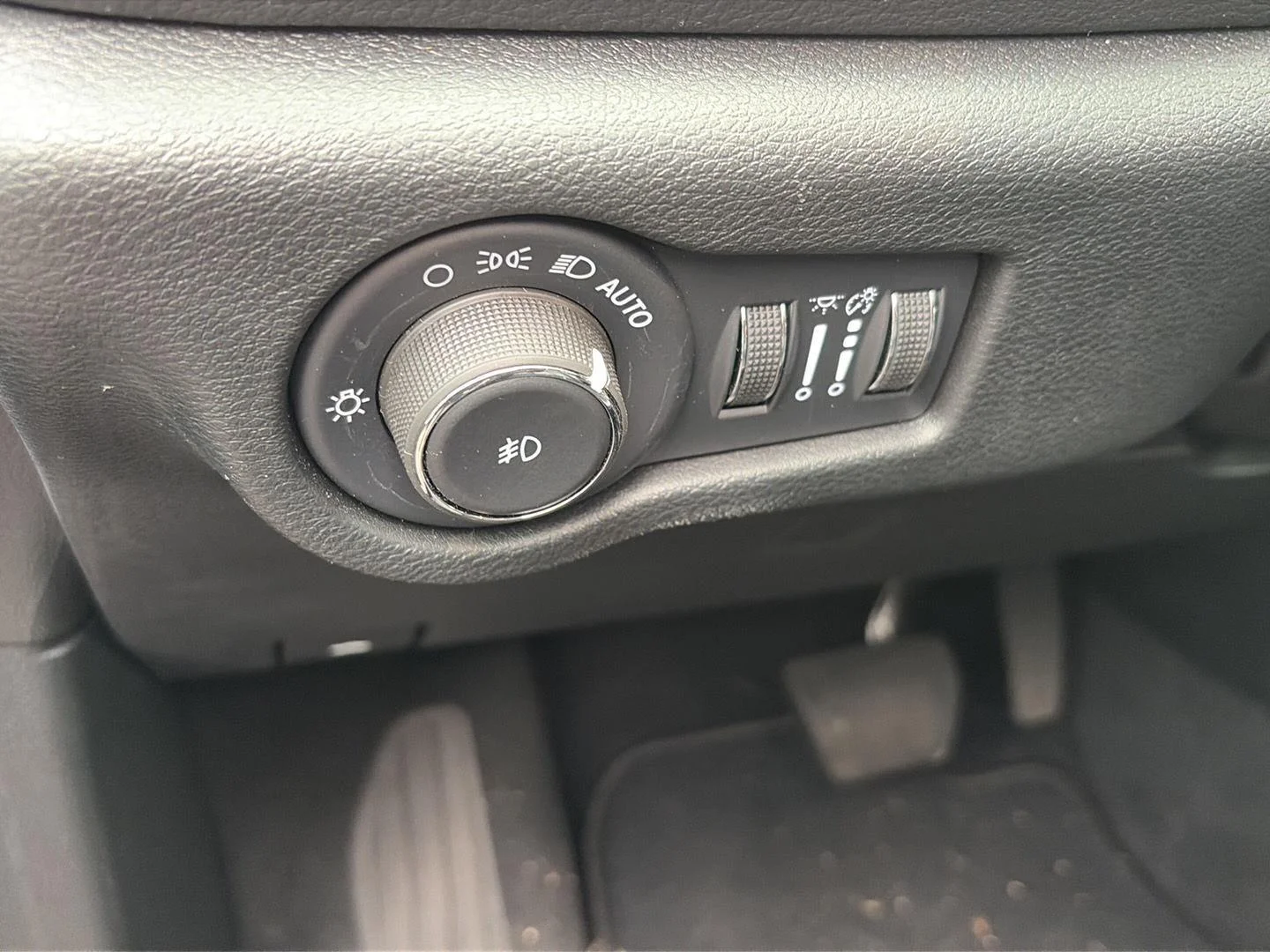 Used 2026 Diamond Black Crystal Pearlcoat Chrysler Select image 10