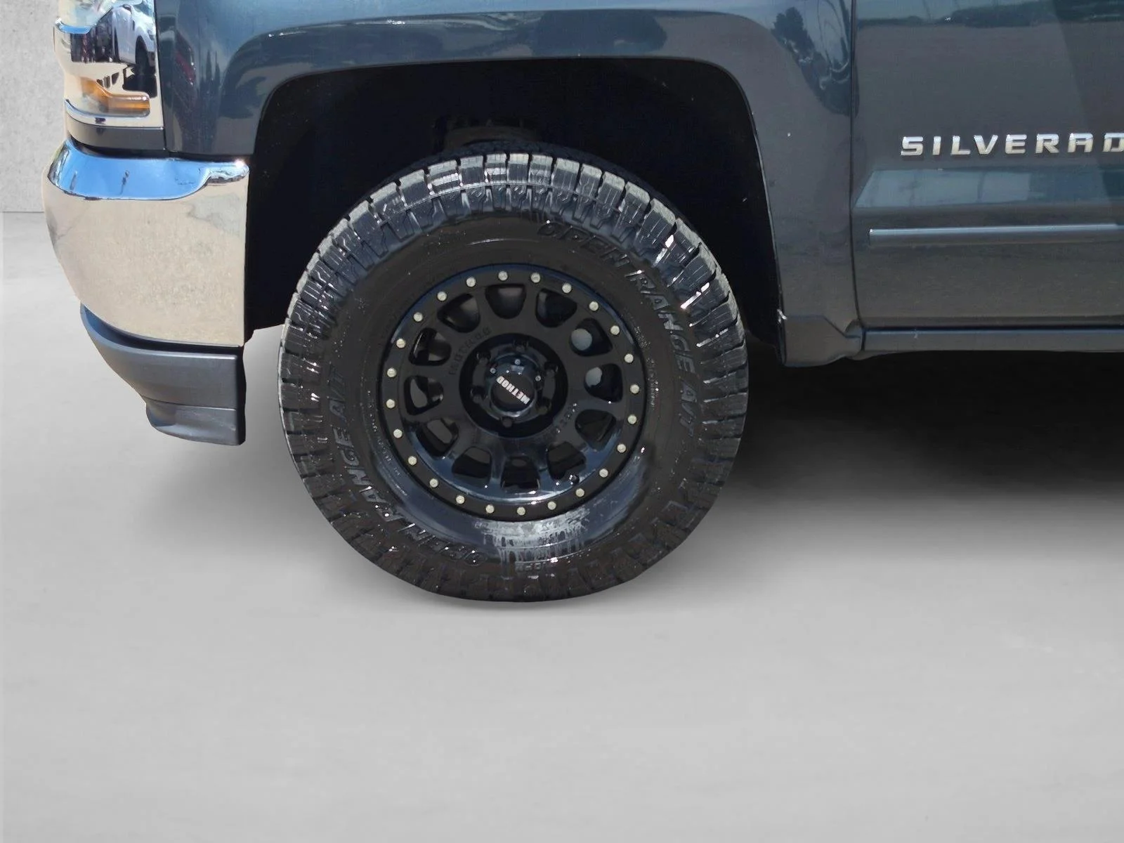Used 2018 Graphite Metallic Chevrolet LT image 9