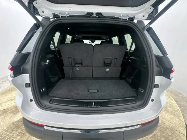 New 2026 Bright White Clear-Coat Exterior Paint Jeep Laredo X image 28