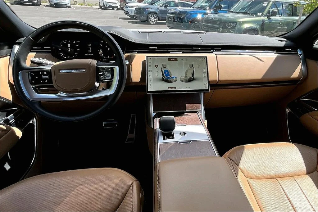 Used 2024 White Land Rover SE image 14