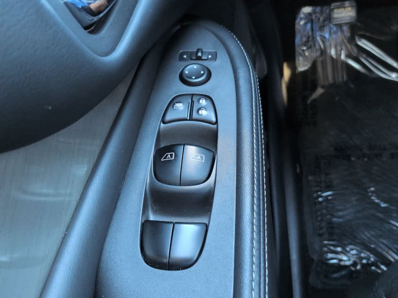 Used 2018 White Nissan S image 22