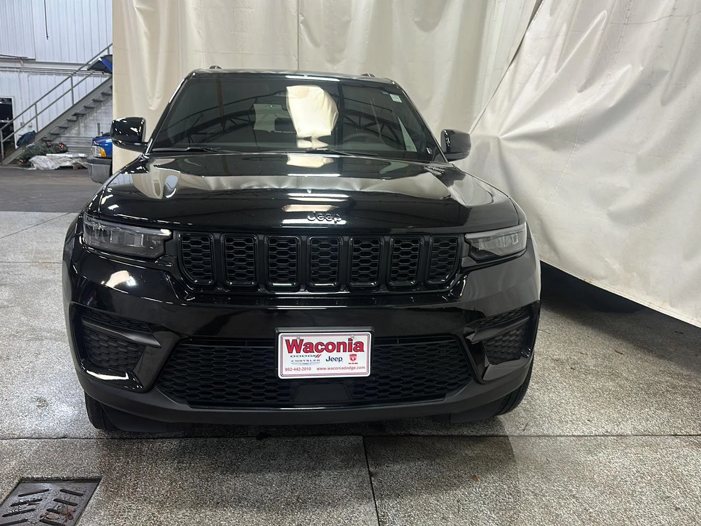Used 2025 Diamond Black Crystal Pearlcoat Jeep Altitude image 12