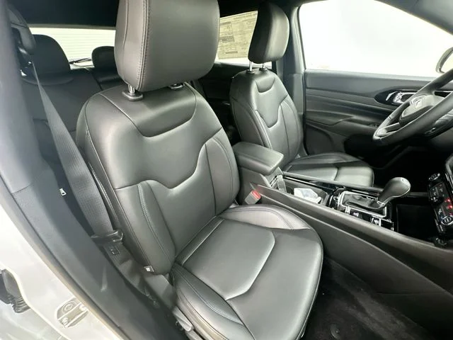 New 2026 Bright White Clear-Coat Exterior Paint Jeep Limited image 25