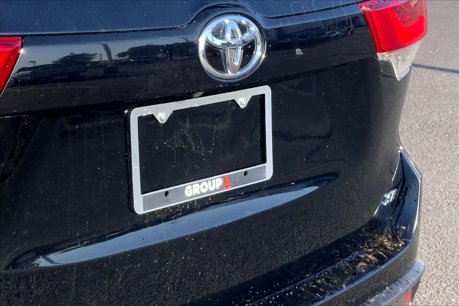 Used 2018 Midnight Black Metallic Toyota XLE image 31