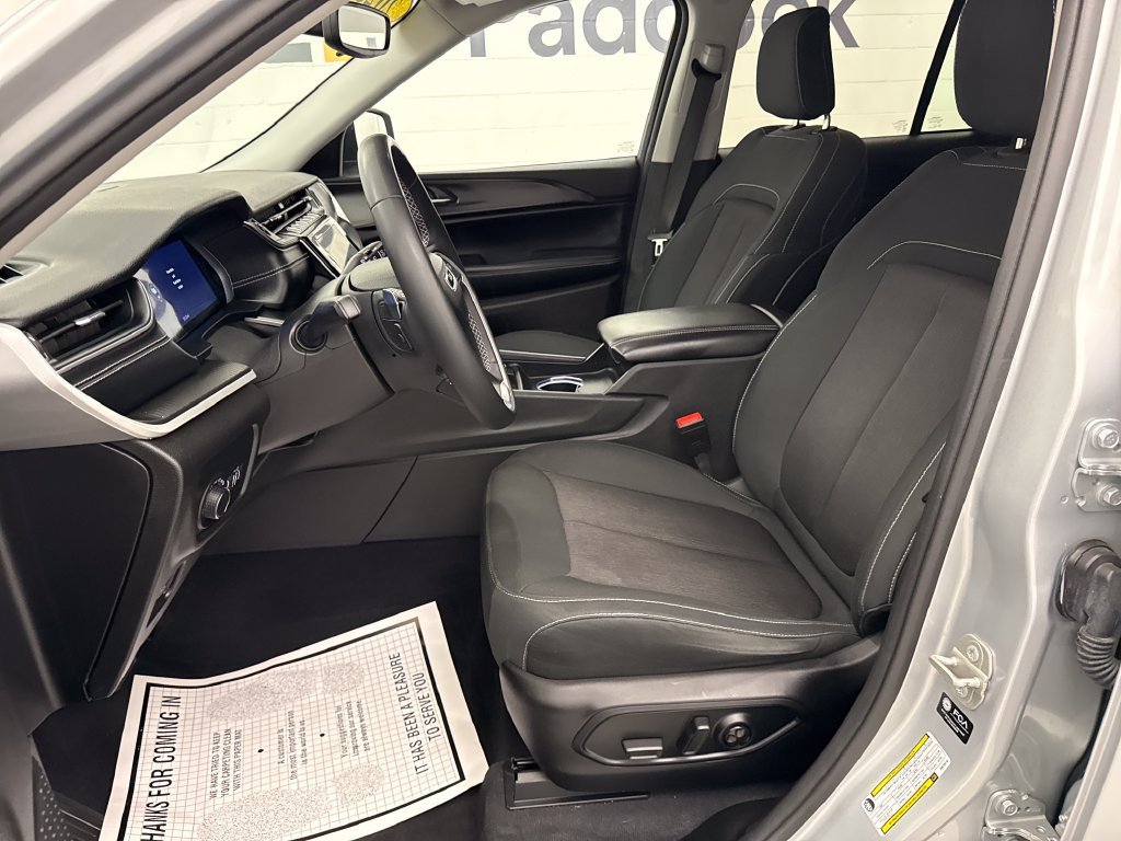 Used 2023 Silver Jeep Laredo image 10