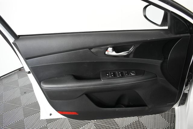 Used 2022 White Kia GT-Line image 26