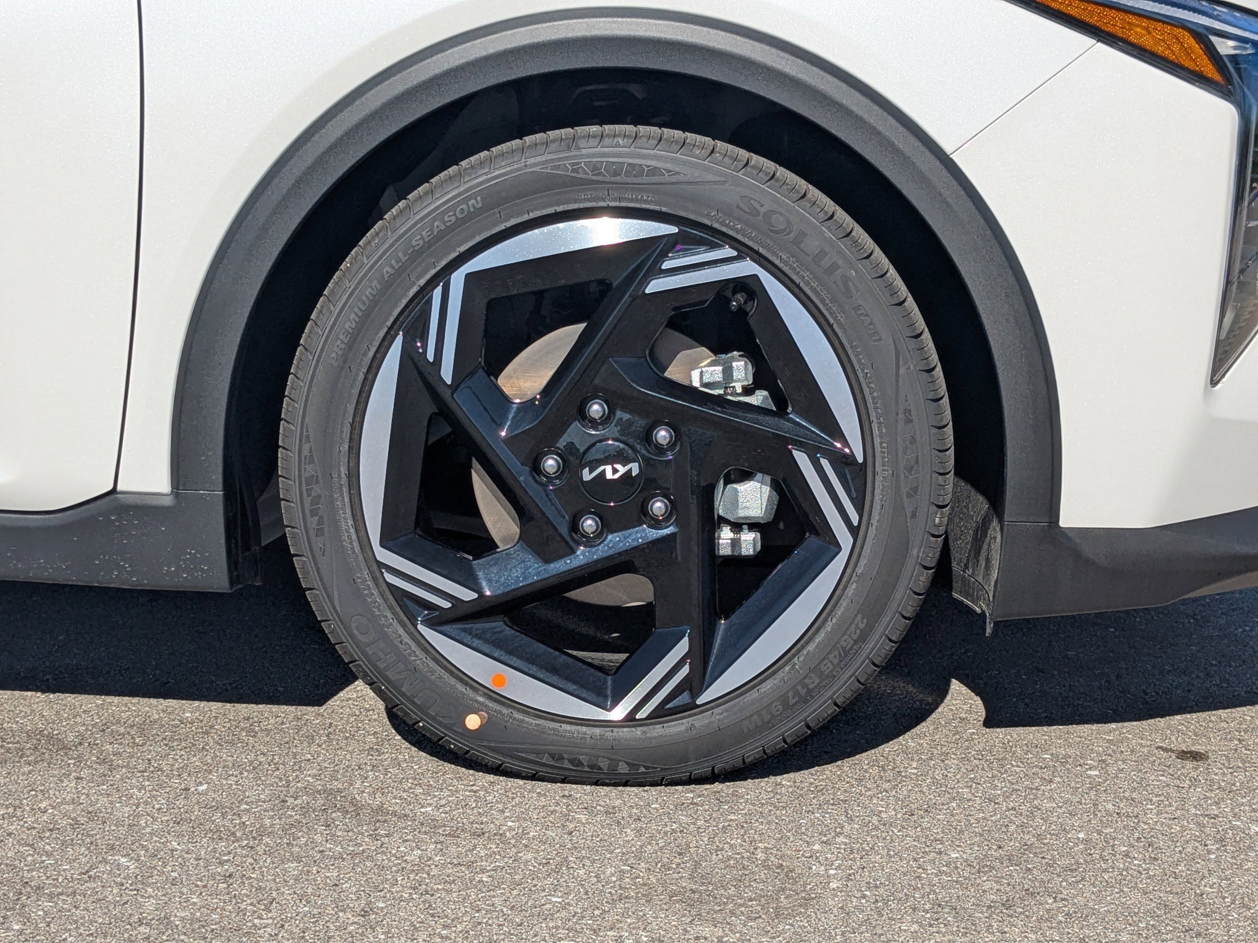 New 2025 Snow White Pearl Kia EX image 13