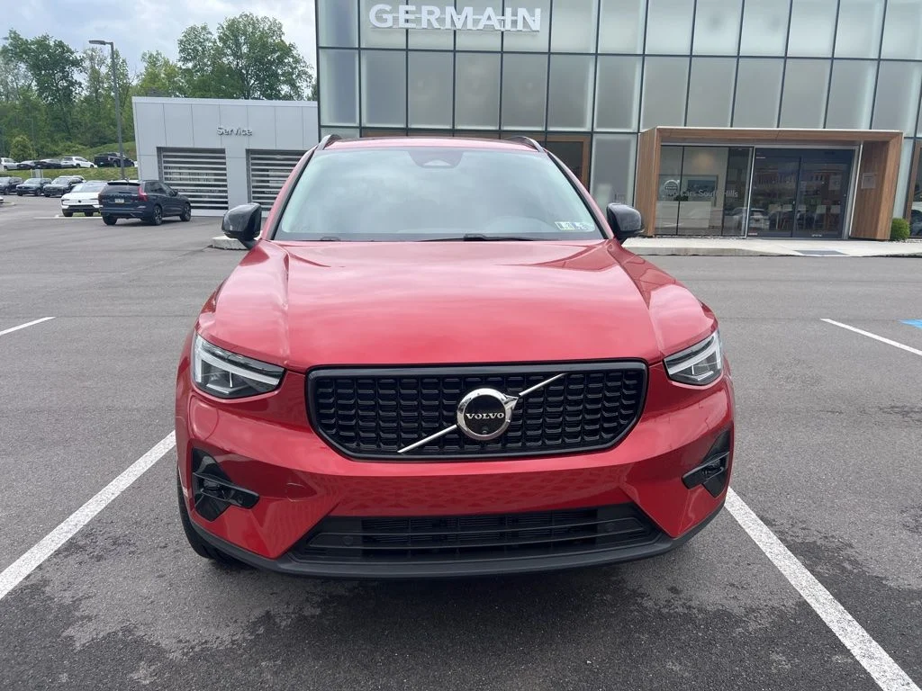 2024 Volvo XC40 B5 Plus Dark AWD's photo