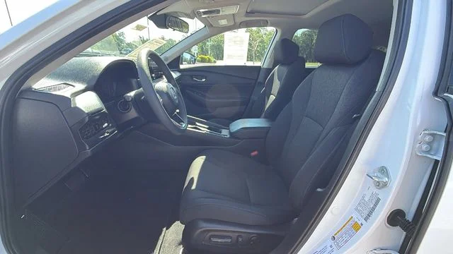 Used 2025 White Honda SE image 32