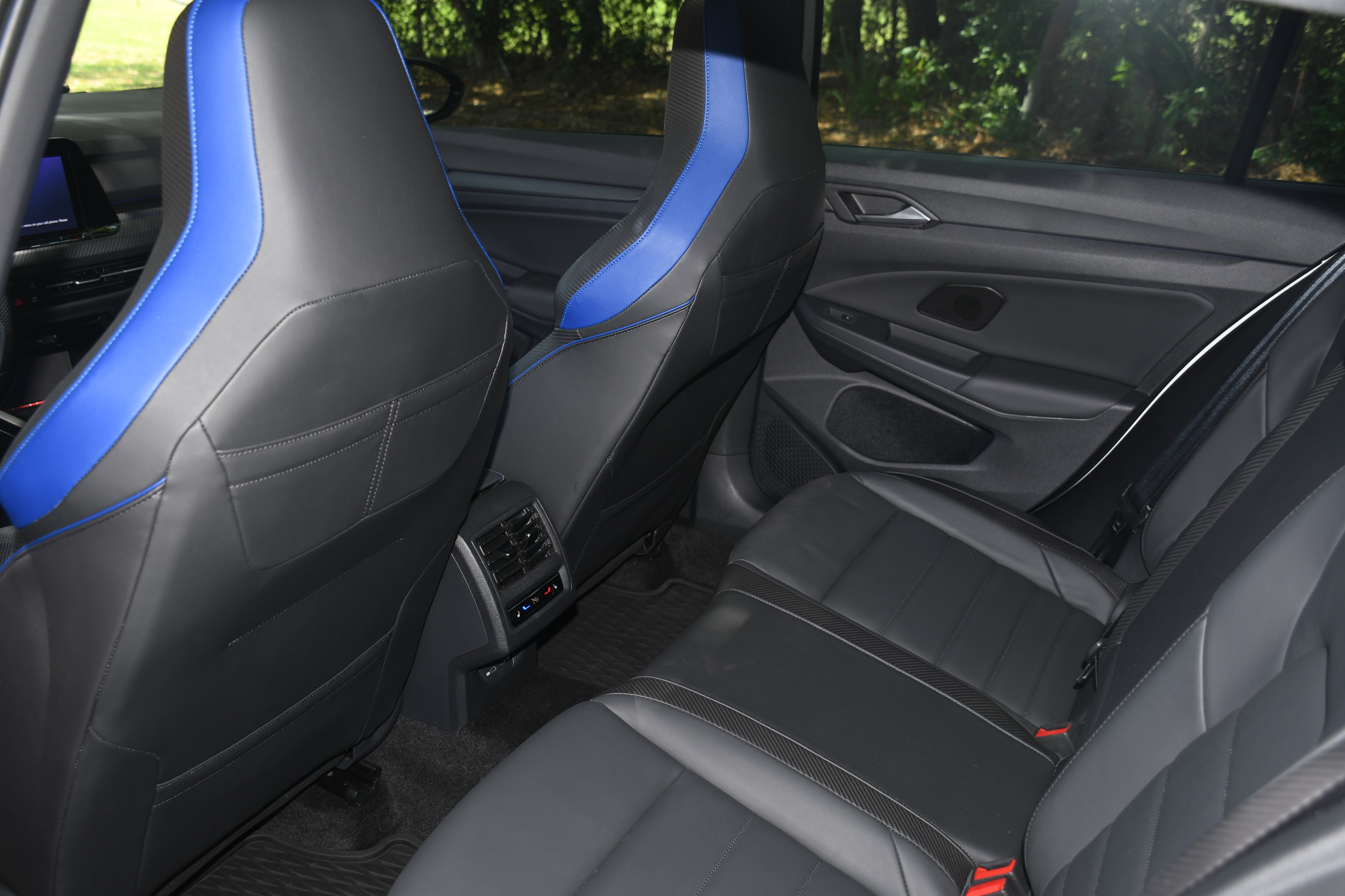 Used 2024  Volkswagen 2.0T image 17