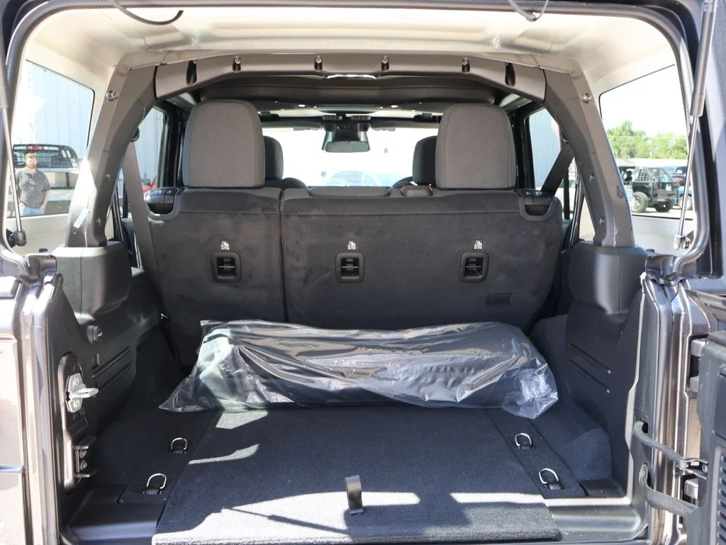 New 2026 Granite Crystal Metallic Clearcoat Jeep Sport RHD image 14