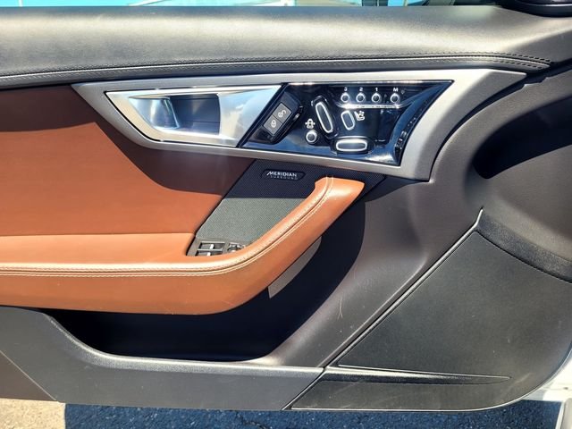 Used 2016  Jaguar Base image 13