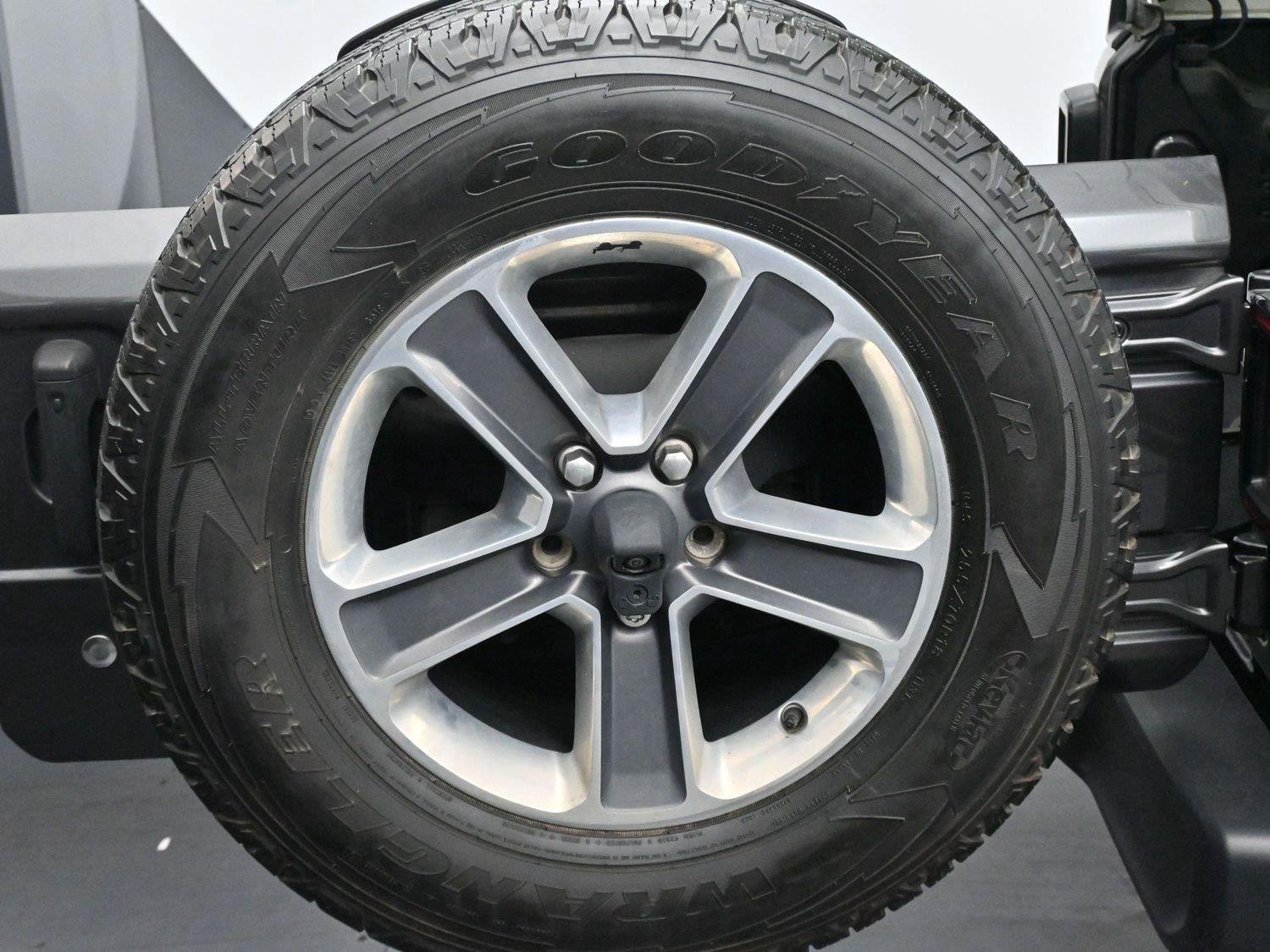 Used 2018 Granite Crystal Metallic Clearcoat Jeep Sahara image 31