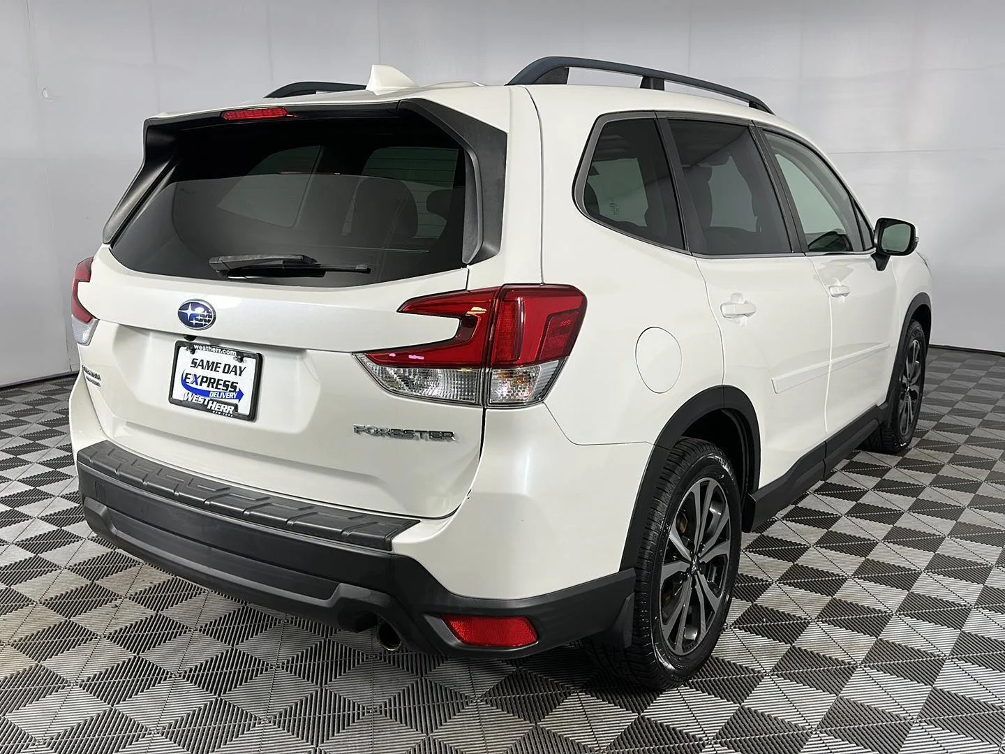 Used 2020 Crystal White Pearl Subaru Limited image 31