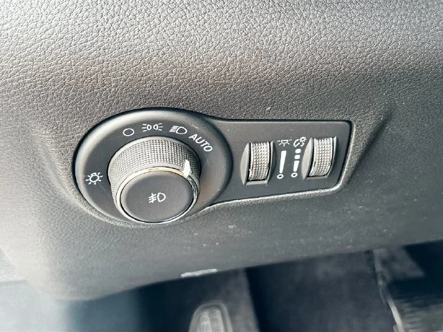 New 2026 Bright White Clear-Coat Exterior Paint Jeep Latitude image 19