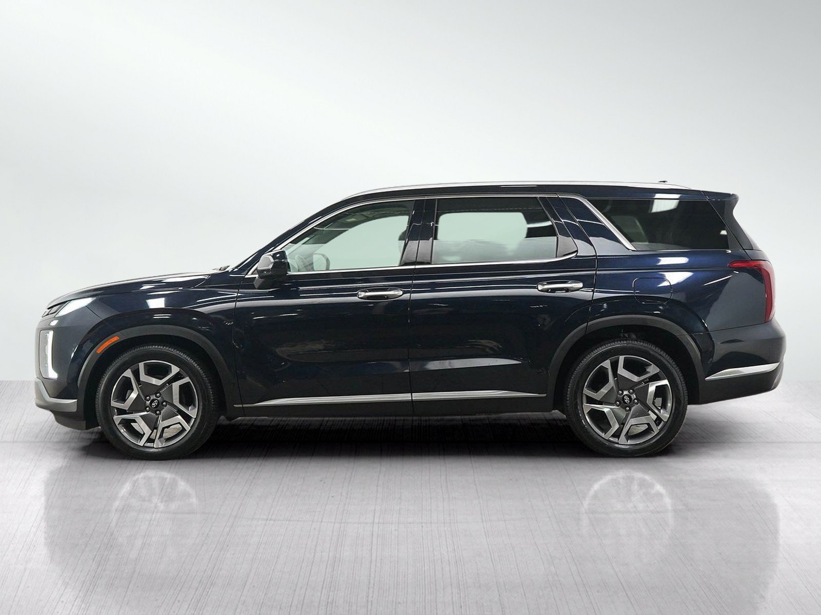 Used 2024 Hyundai Palisade Limited with VIN KM8R5DGE3RU725854 for sale in Minneapolis, Minnesota