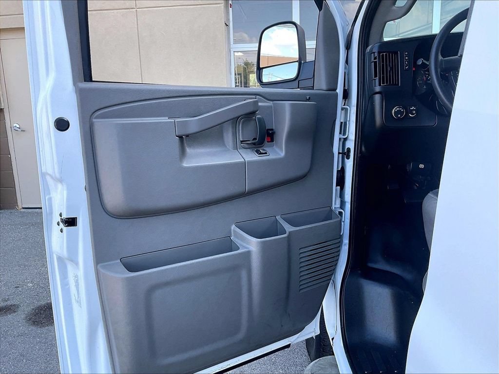 Used 2025 Summit White GMC Work Van image 9