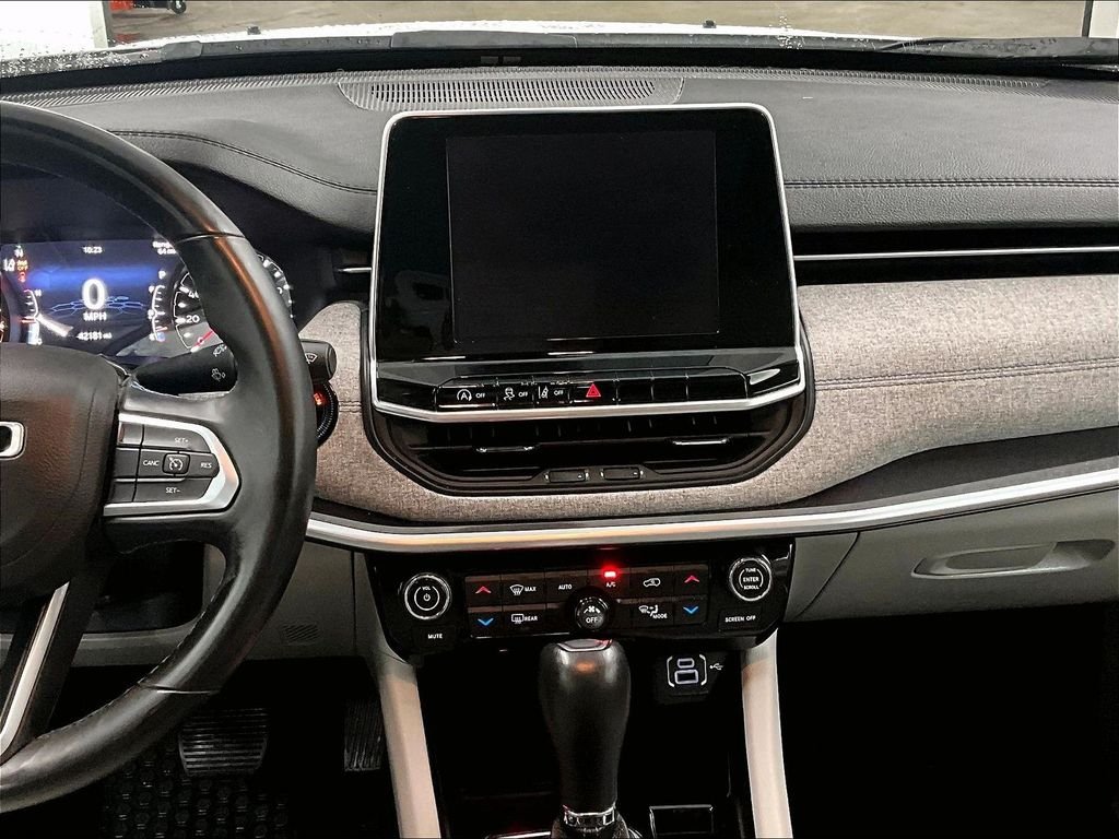 Used 2022 Bright White Clearcoat Jeep Latitude image 18