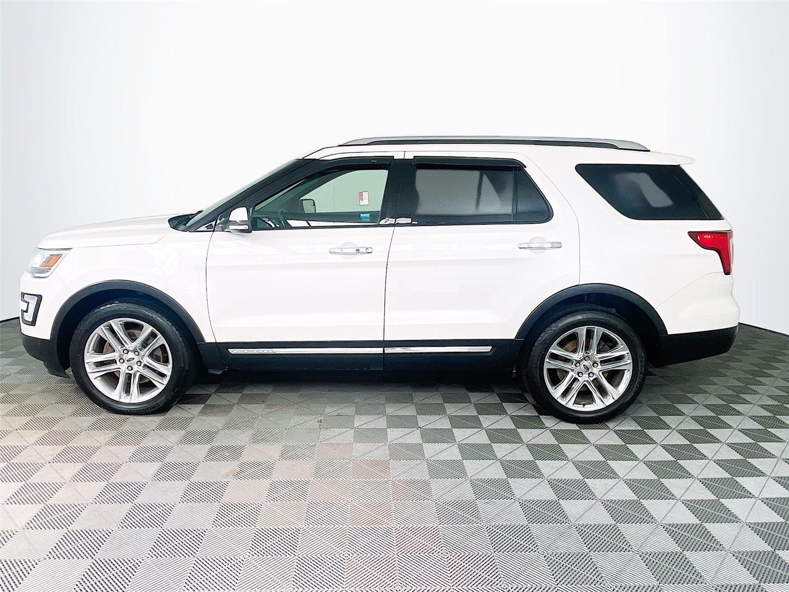 Used 2017 White Platinum Metallic Tri-Coat Ford Limited image 4