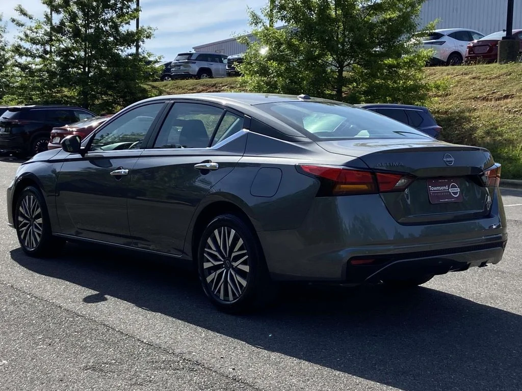 Certified Used 2025 Gun Metallic Nissan SV image 5