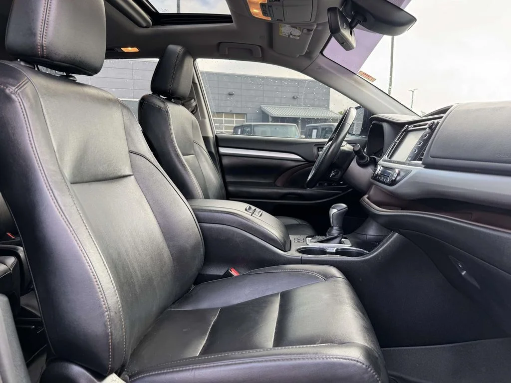 Used 2019 Gray Toyota XLE image 15