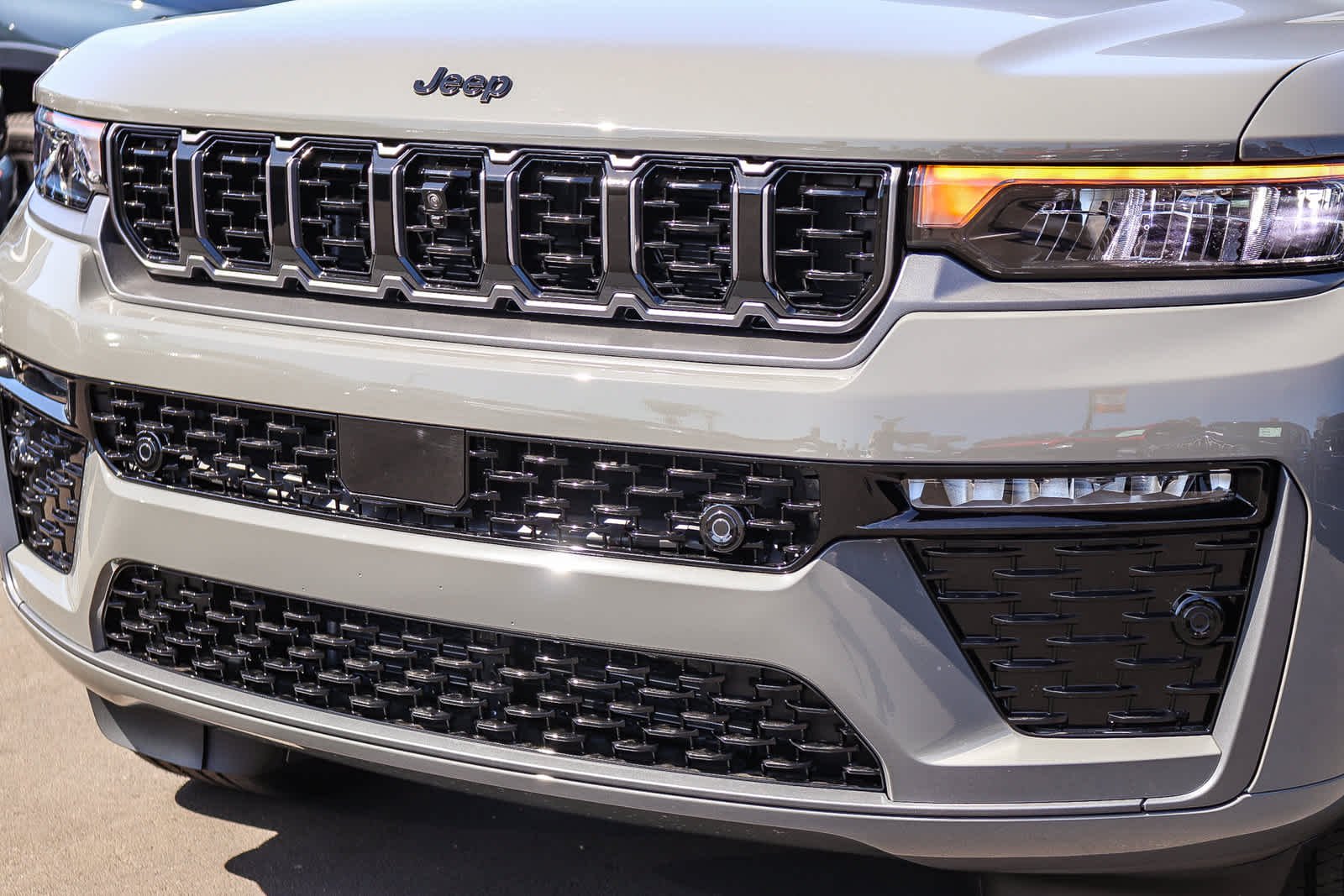 New 2027 Sting-Gray Clear-Coat Paint Jeep Limited Reserve image 9