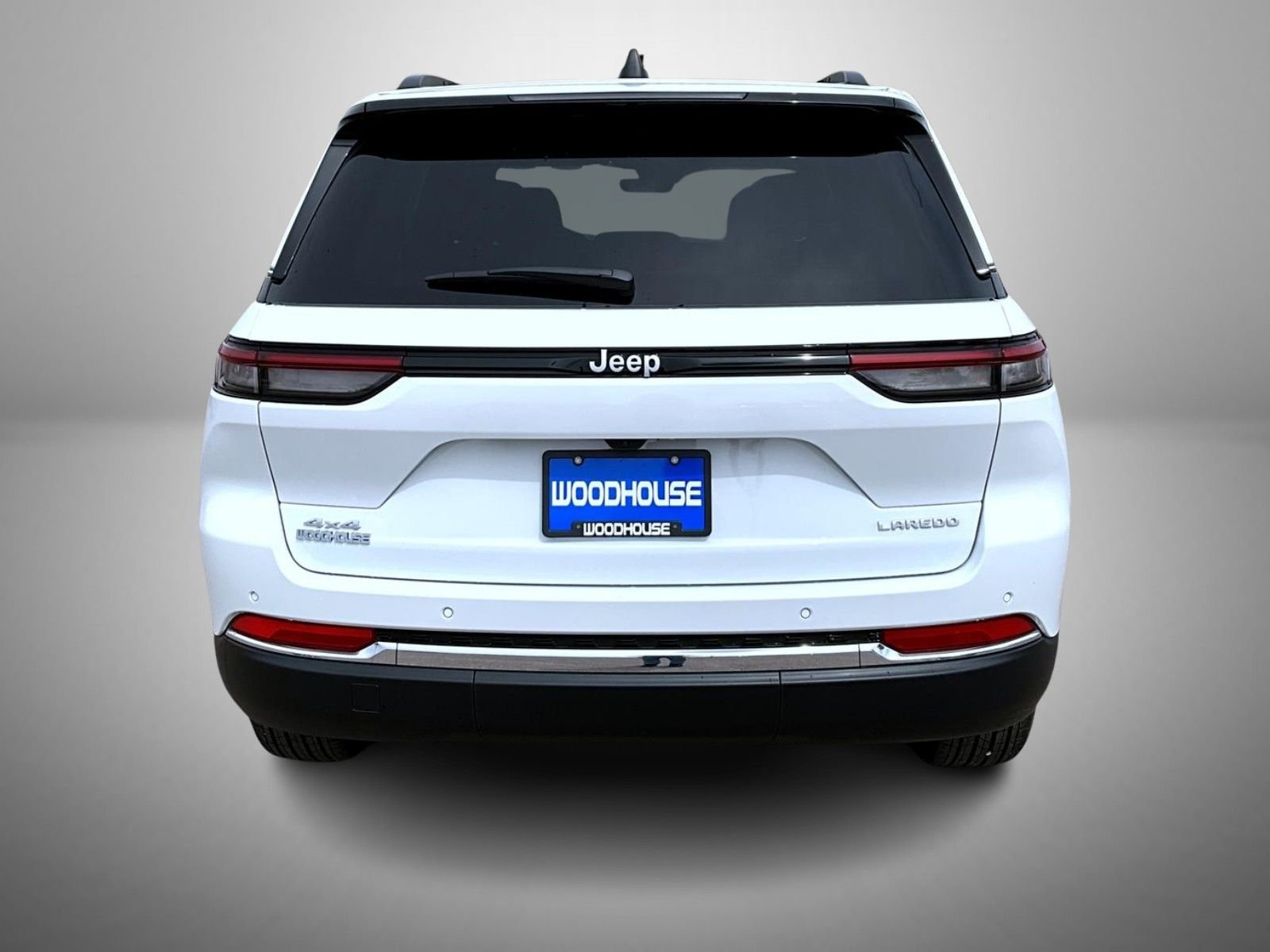 New 2026 Bright White Clear-Coat Exterior Paint Jeep Laredo X image 6