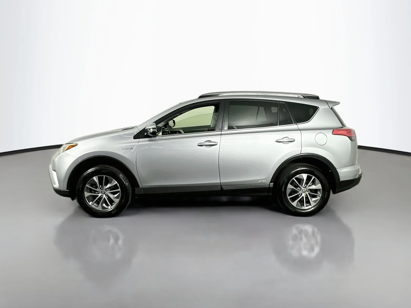 Used 2017 Silver Toyota XLE image 4