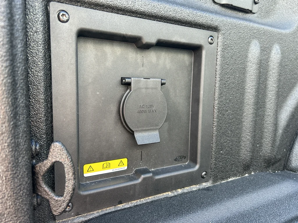 Certified Used 2025 Oxford White Ford LARIAT image 28