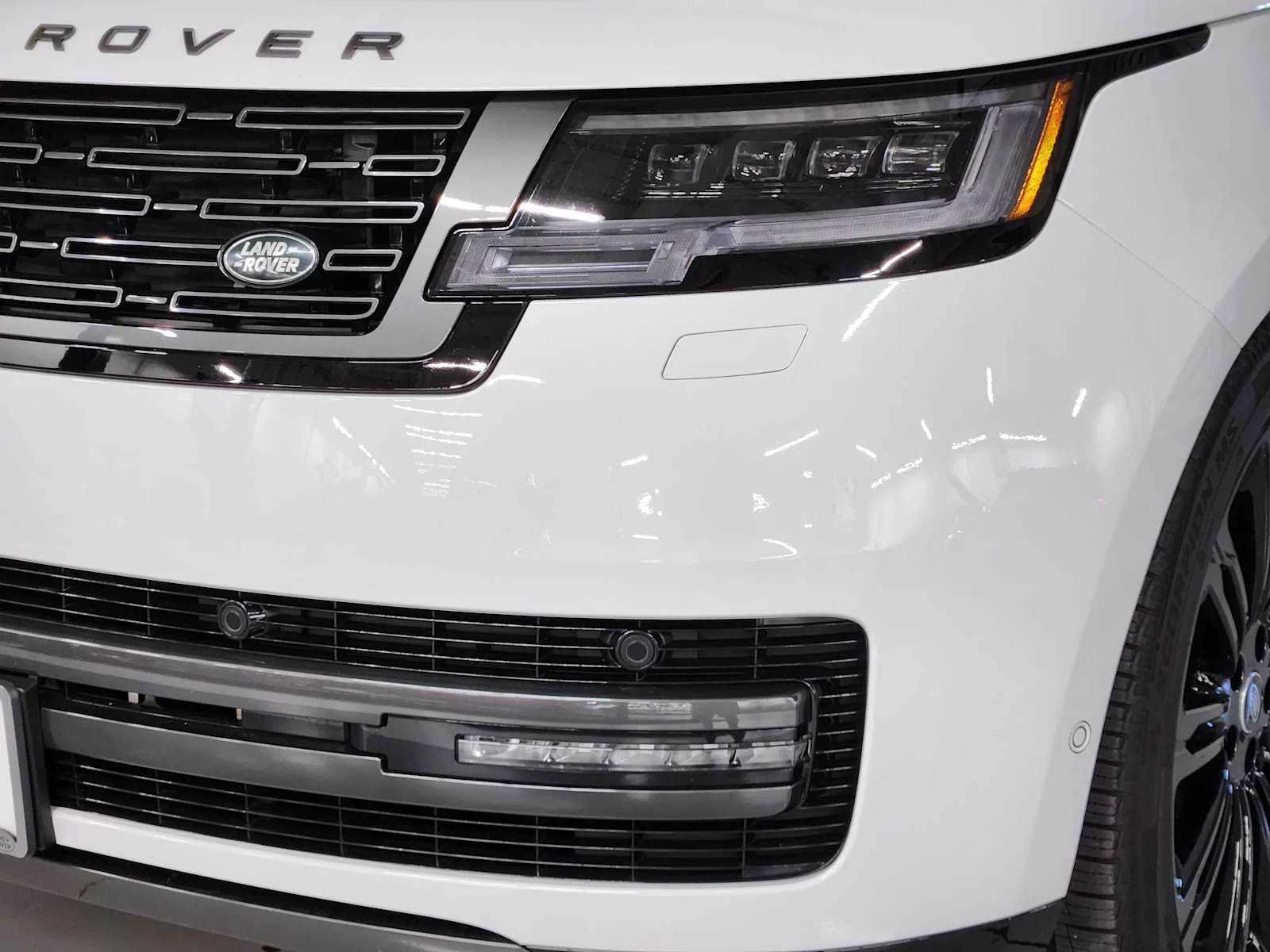 Used 2025 Fuji White Land Rover Autobiography - P530 SWB image 18