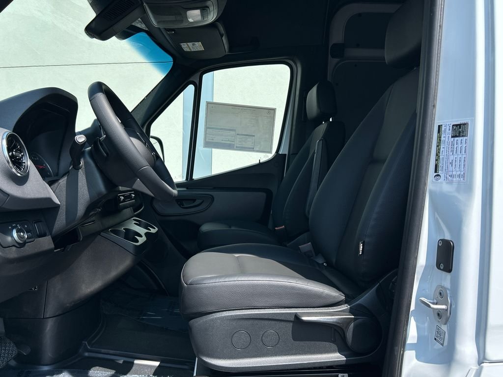 New 2026 Arctic+White Mercedes-Benz Cargo 144 WB image 14