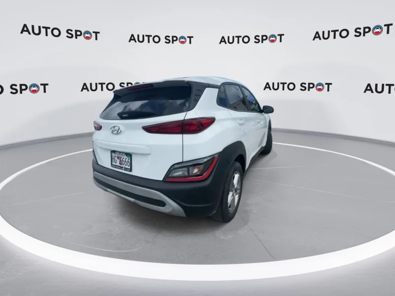 Used 2022 White Hyundai SE image 8